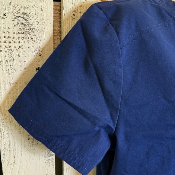 SCRUBSTAR Women's V-Neck Scrub Top Navy Blue Size Medium 3 Front Pockets Fitted - Picture 7 of 10